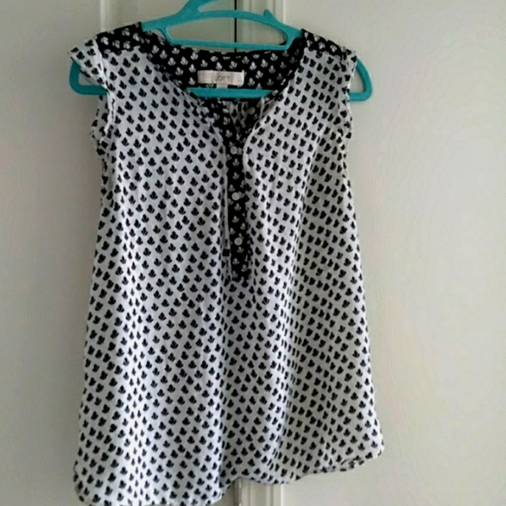 Lightweight sleeveless top